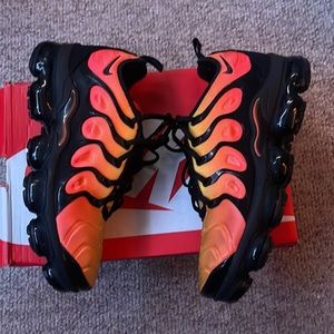 MEN SIZE 9 AIR VAPOR MAX PLUS SUNSET